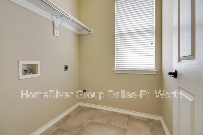 Building Photo - 2527 Windgate Dr