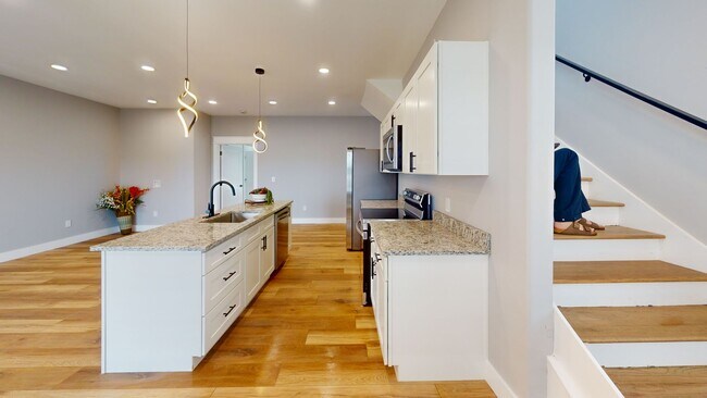 Building Photo - 1211 Hedge Ave