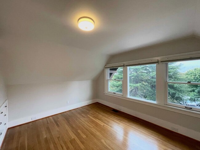 Building Photo - Elegant 4BR 2.5Bath Home with Fenced Yard & Garage Across from Seattle Prep**2 weeks free **2 wee...