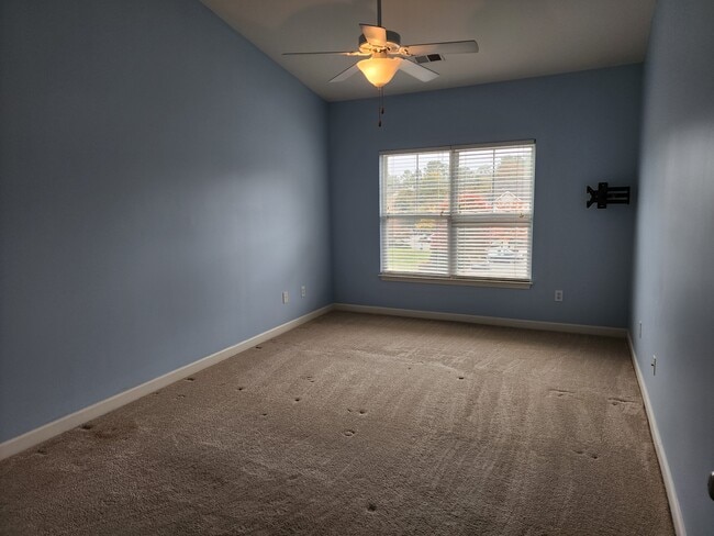 Building Photo - 7104 W Friendly Ave