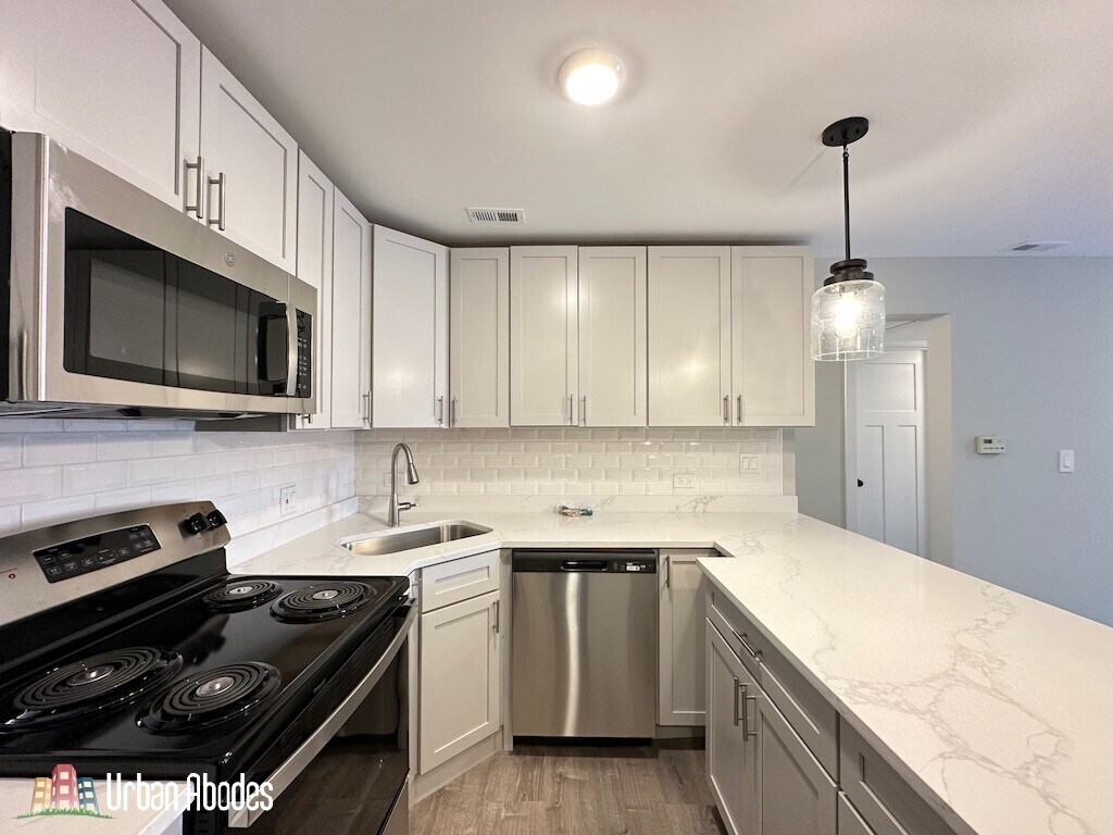 Building Photo - 1220 N La Salle Dr