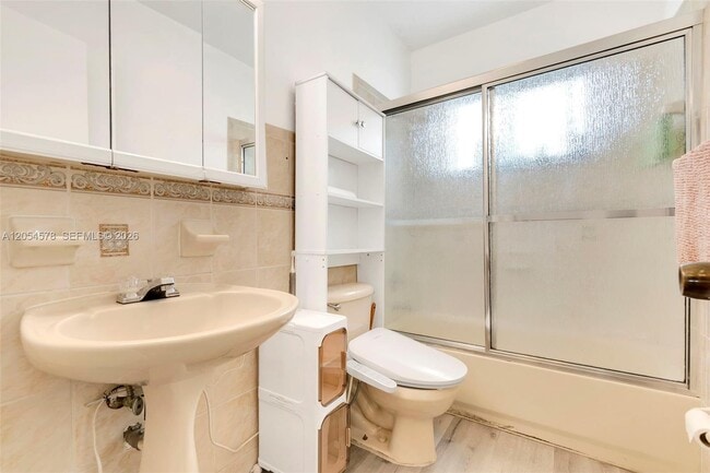 Building Photo - 900 SW 84th Ave