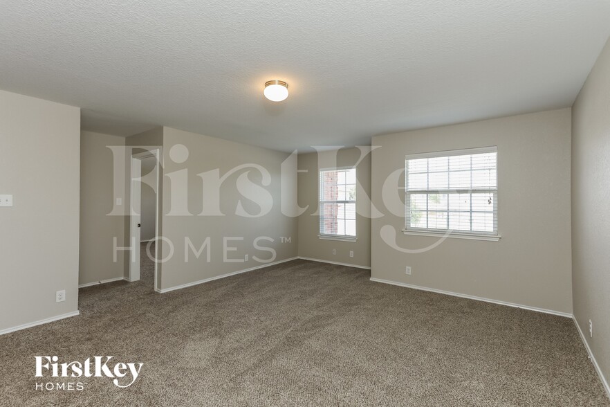 Building Photo - 466 Dolly Dr