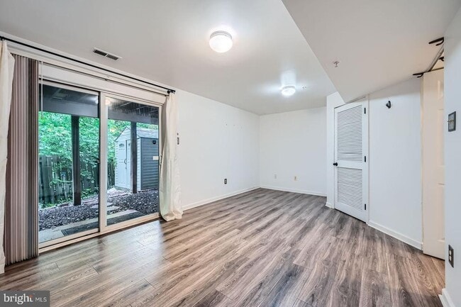 Building Photo - 9863 Greenbriar Way