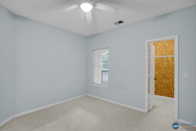 Building Photo - Pet Friendly - One Bed - AVAILABLE NOW