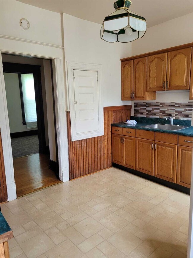 Building Photo - 2 State St