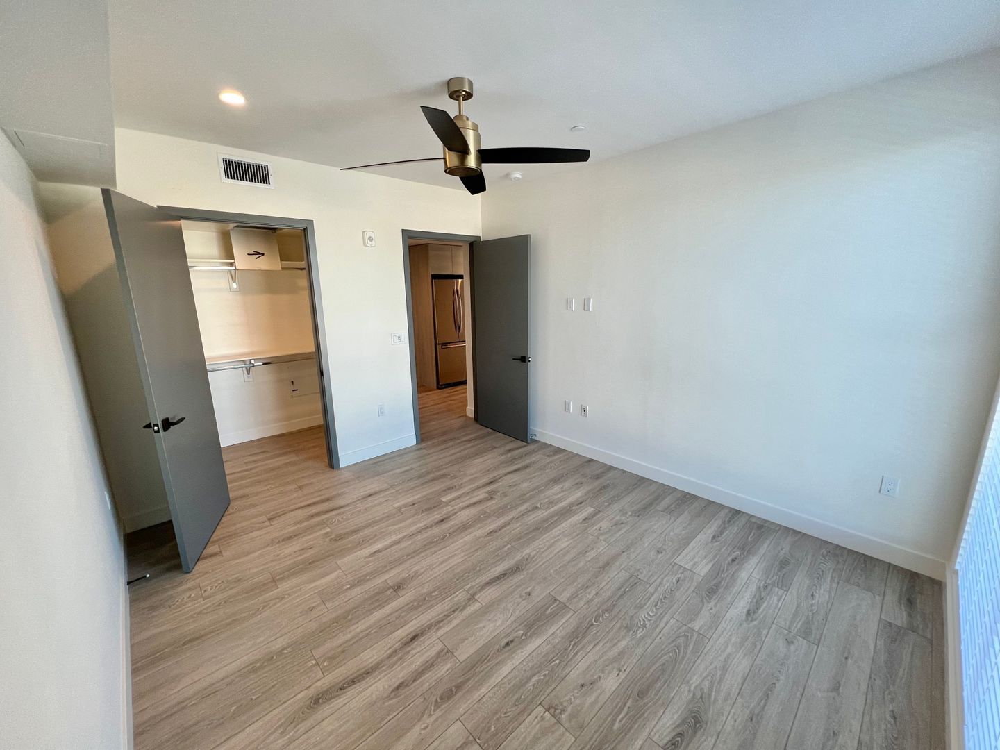 Building Photo - 3355 Overland Ave