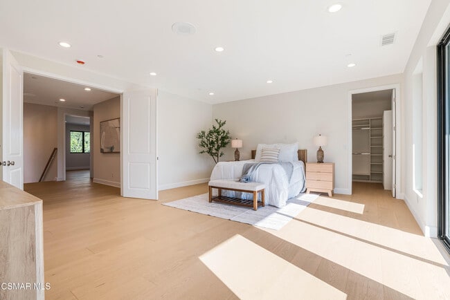 Building Photo - 252 Capri Dr