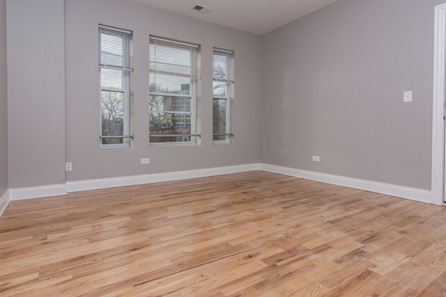 Building Photo - 848 W 61st St