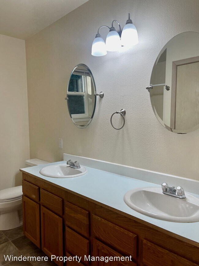 Building Photo - 3 br, 3.5 bath House - 9067 NE Hidden Cove...