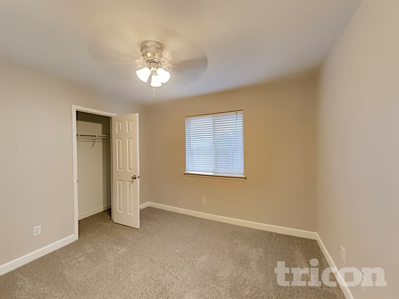 Building Photo - 240 Pine Crest Dr