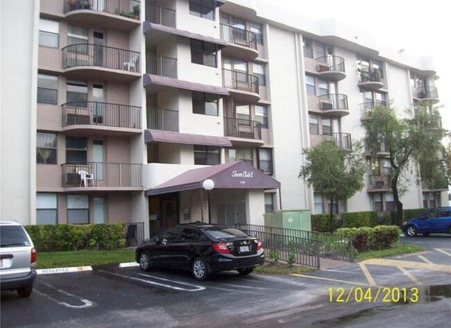 Building Photo - 2701 Riverside Dr