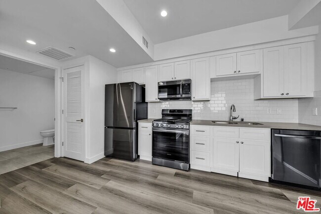 Building Photo - 667 N Wilton Pl