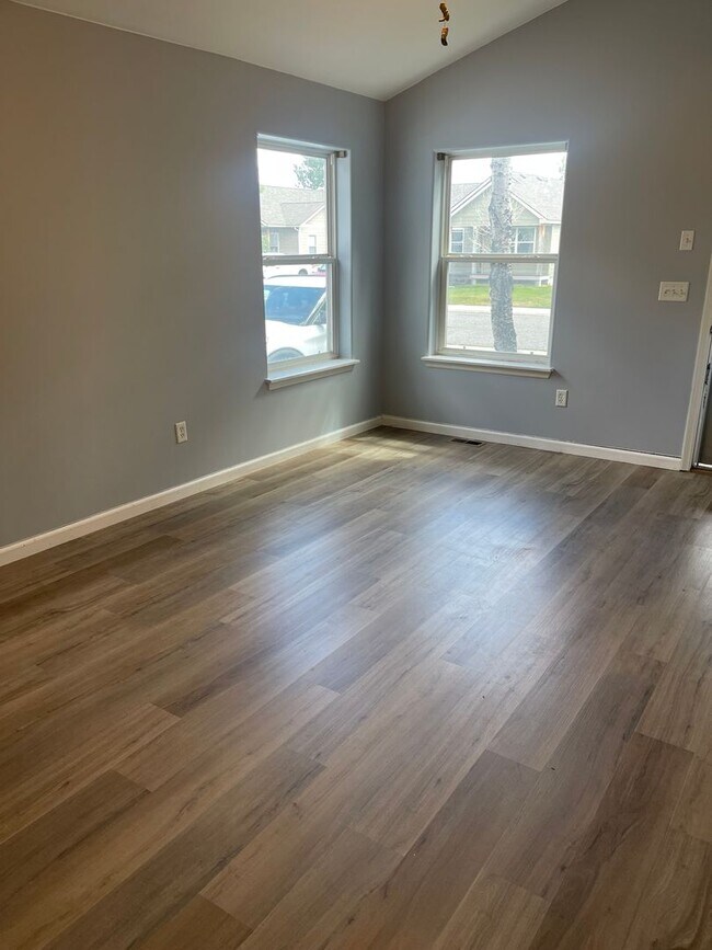 Building Photo - 741 N River Rock Dr