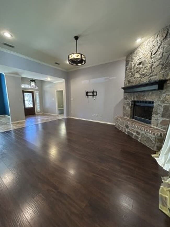 Building Photo - 617 Huntwick Ln