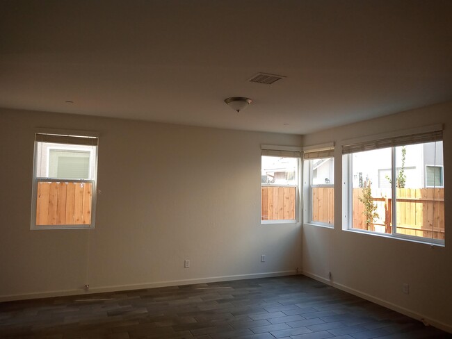 Building Photo - 1945 Kelly Ln