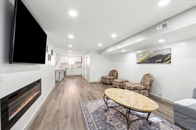 Building Photo - 507 S Waterman Ave