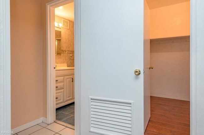 Building Photo - 1880 S Treasure Dr