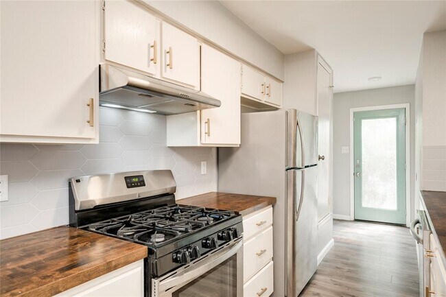 Building Photo - 915 Chisholm Cove