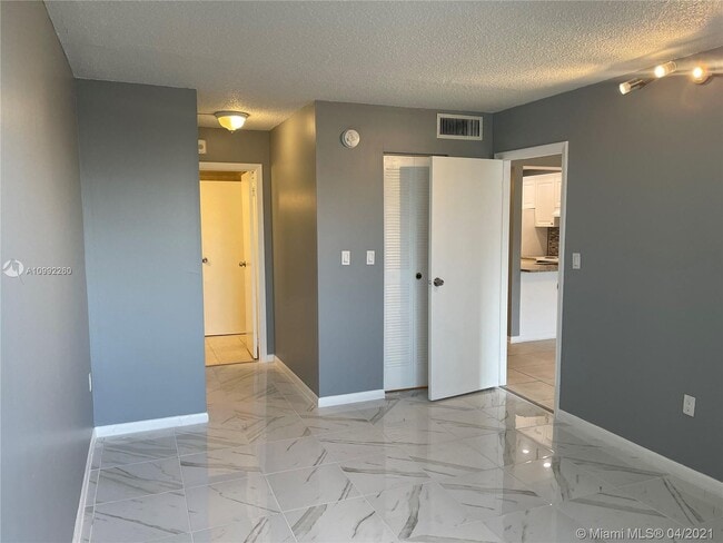 Building Photo - 16465 NE 22nd Ave