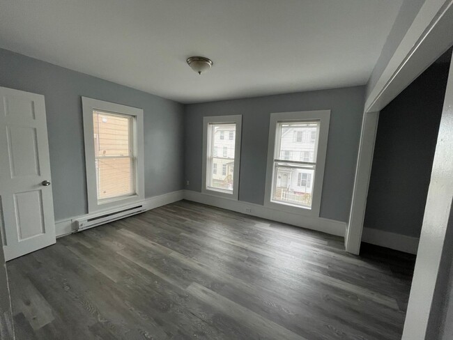 Building Photo - Second floor 4 Bedroom 1 Bathroom Two Stor...
