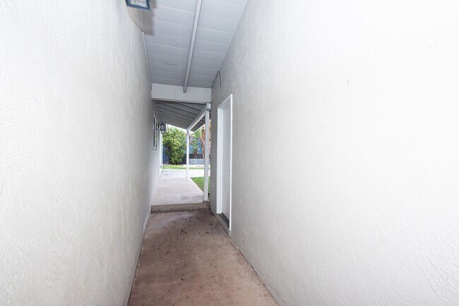 Building Photo - Charming Three Bedroom 2 Bath Home with Spacious Backyard for Entertaining!