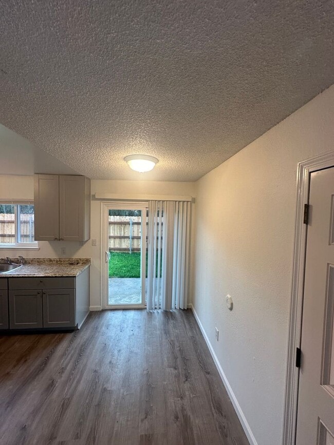 Building Photo - Nice move-in ready two bedroom one bath unit