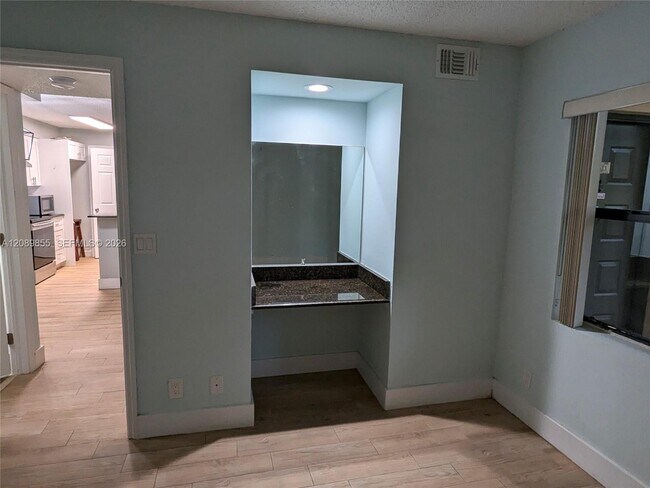 Building Photo - 9999 Summerbreeze Dr