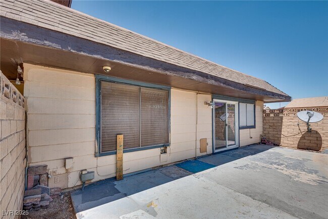 Building Photo - 6211 Meadow Brook Ln