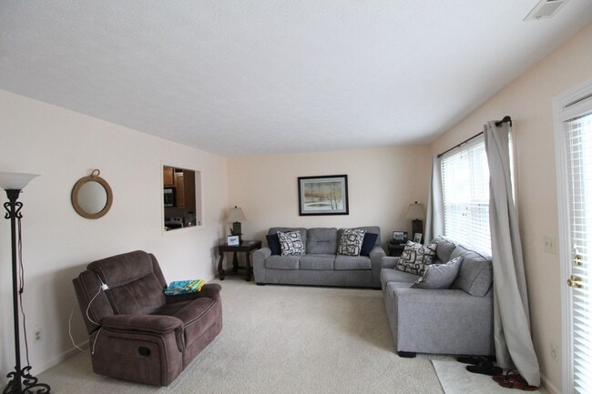 Building Photo - Charming 3-Bedroom Townhome for Rent with ...