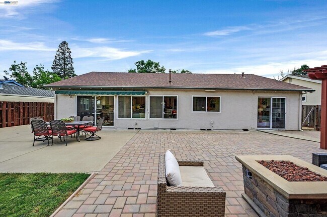Building Photo - 2883 Westchester Dr