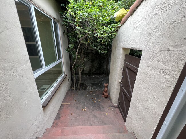 Building Photo - 1650 S Crest Dr