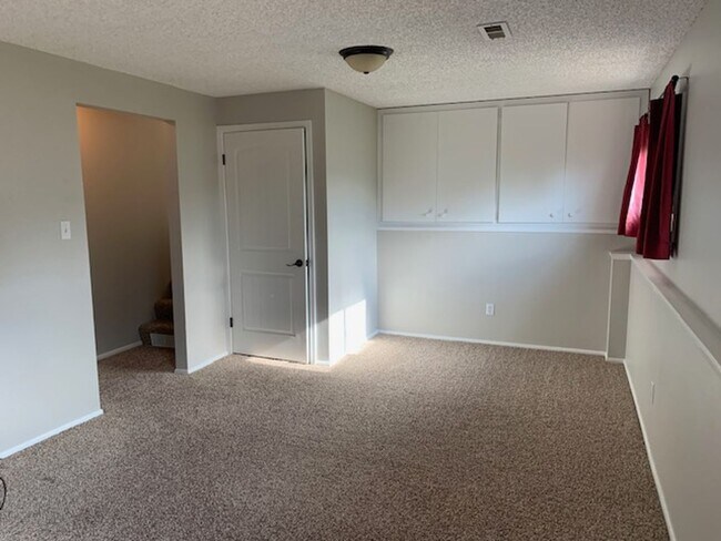 Building Photo - Beautiful 4 Bedroom Quad Level Located in Buffalo Ridge!!!!