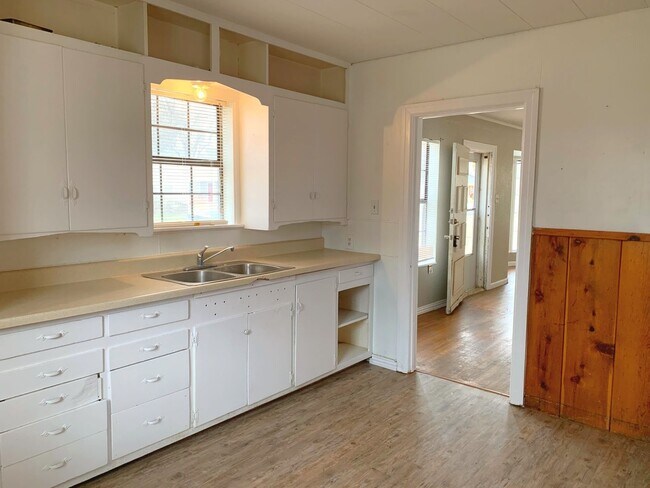 Building Photo - 3 bed 2 bath July Move In - Pre-Leasing