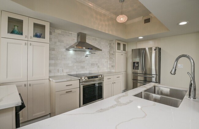 Building Photo - 15 Greenway Plz