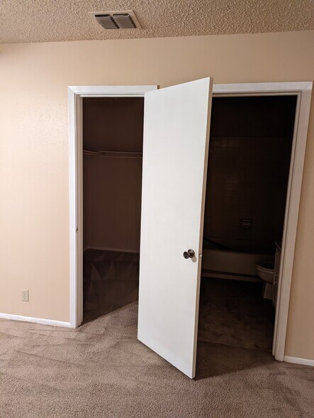 Building Photo - 1359 Bayou Dr