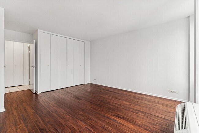 Building Photo - 111 E Chestnut St