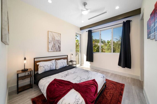 Building Photo - 1621 NE 4th Pl