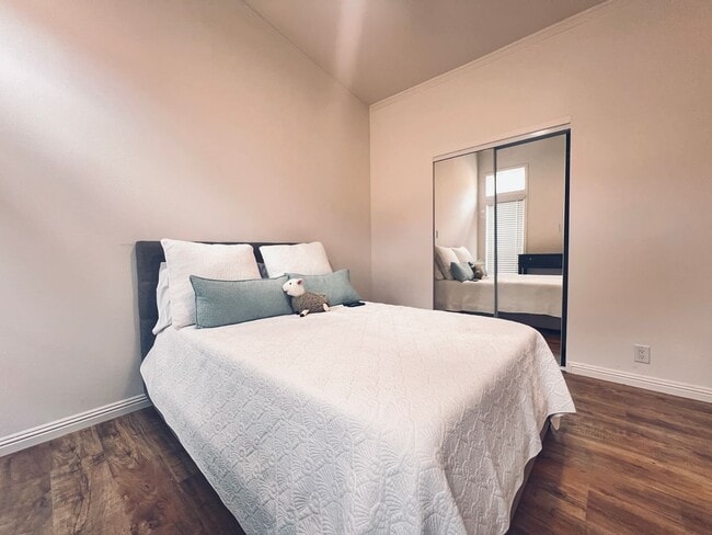 Building Photo - Partially Furnished ADU with Private Entra...