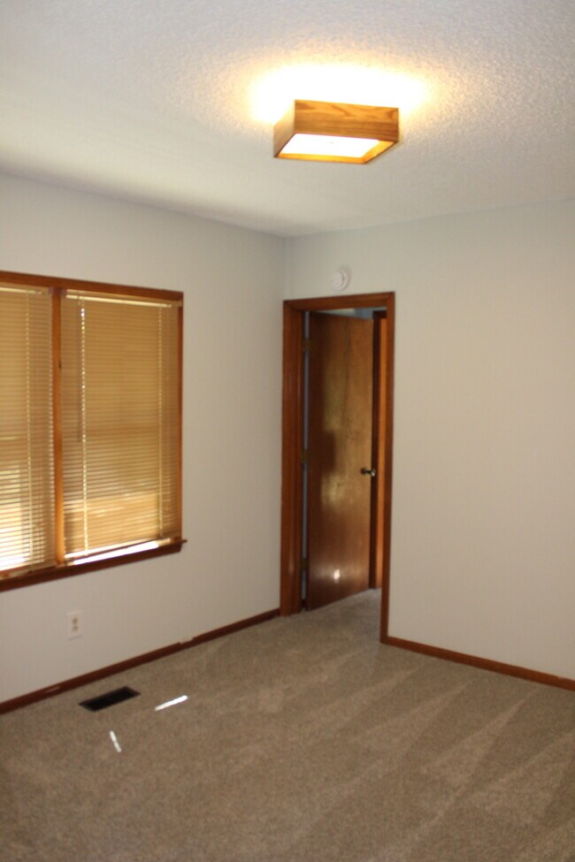 Building Photo - 3bed 2 bath in KCK off Turner and I-635