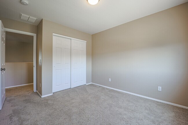 Building Photo - 5 bedroom Home1