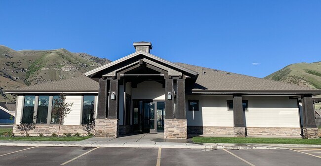 Building Photo - 371 1540 E