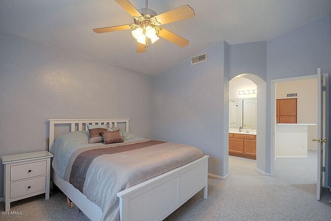 Building Photo - CLEAN AND READY TO RENT