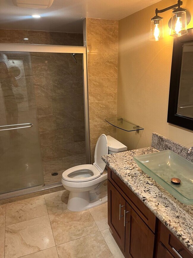 Building Photo - Renovated 6 Bedroom, 3.5 Bath Home with 2 Garages in Aina Haina