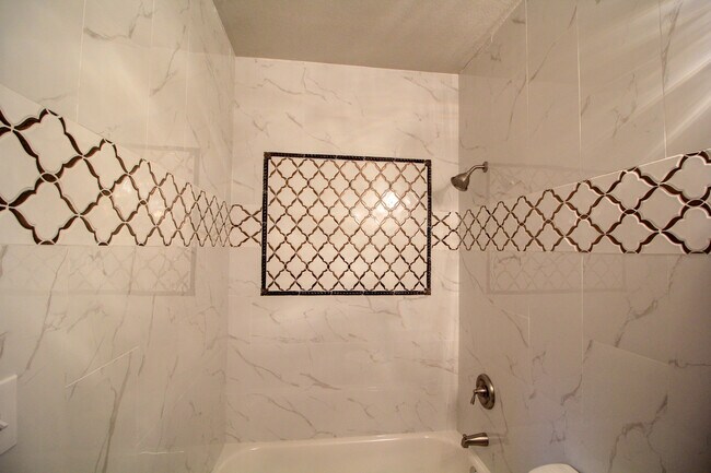 Building Photo - Historic 3/2 Adorable Remodel in Dignowity...