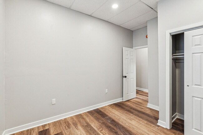 Building Photo - 2553 E Somerset St