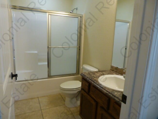 Building Photo - Spacious and updated 3 Bedroom 2 bathroom ...