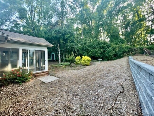Building Photo - Welcome to the Classic 3 bedroom 1 1/2 bat...