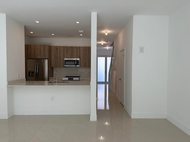 Building Photo - 815 NE 17th Ave