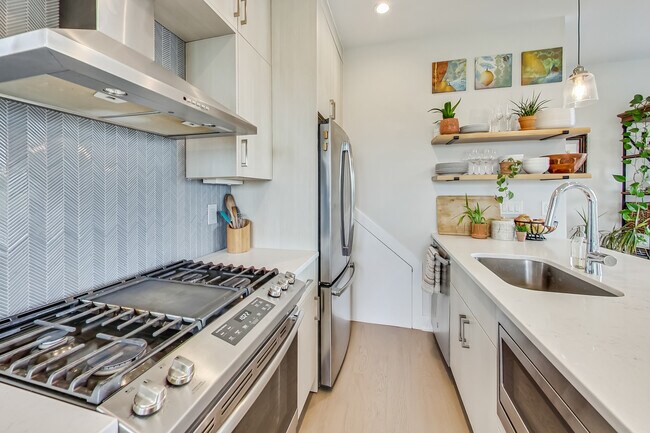 Building Photo - 653 Irving St NW